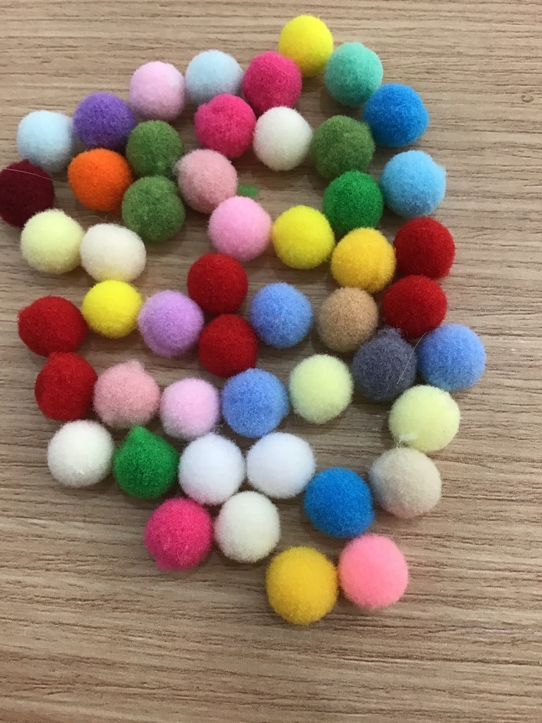POMPONES CIRCULARES COLORES SURTIDOS 50 PZS