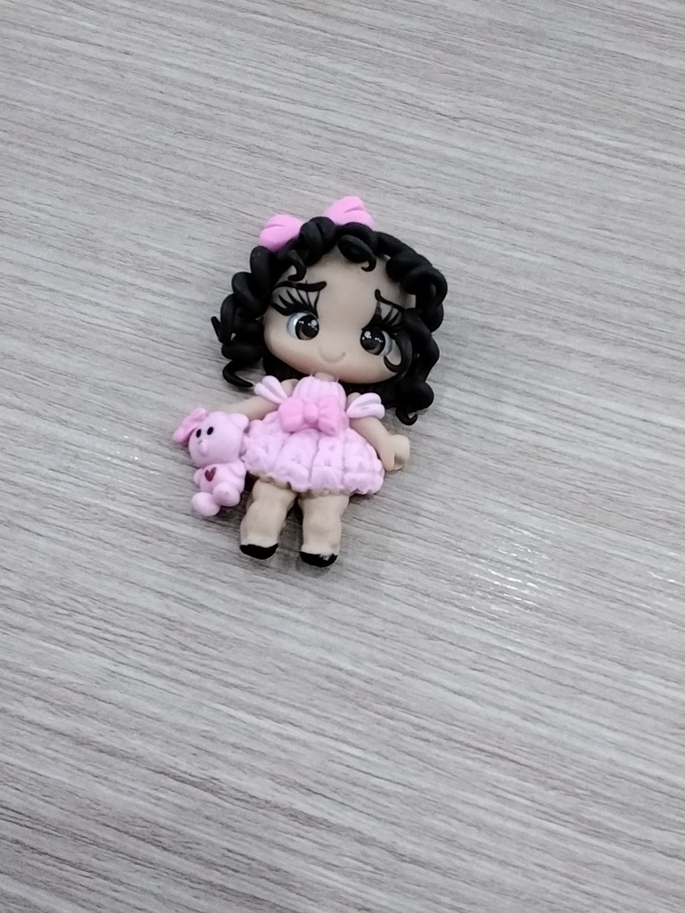 APLIQUE PORCELANA FRÍA NIÑA VESTIDO ROSADO CON OSITO 5CM