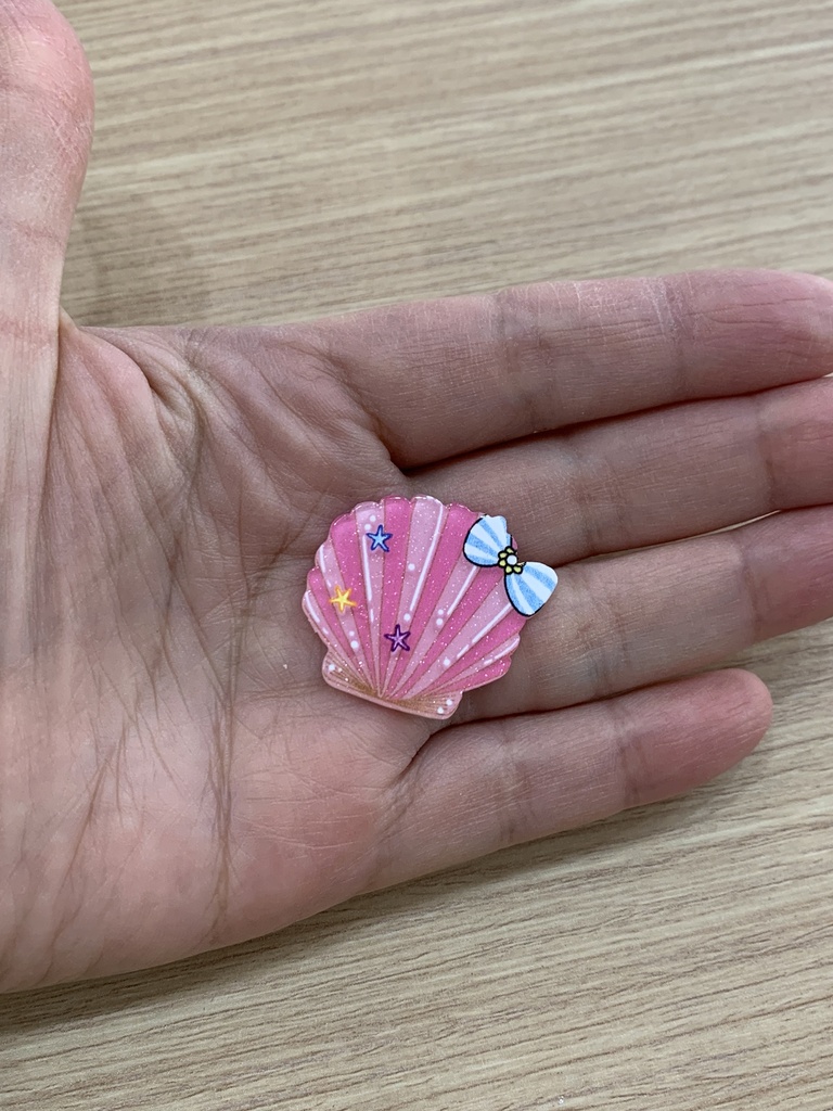 APLIQUE ACRÍLICO PLANO CONCHAS DE MAR COLOR ROSADO CON LAZO AZUL
