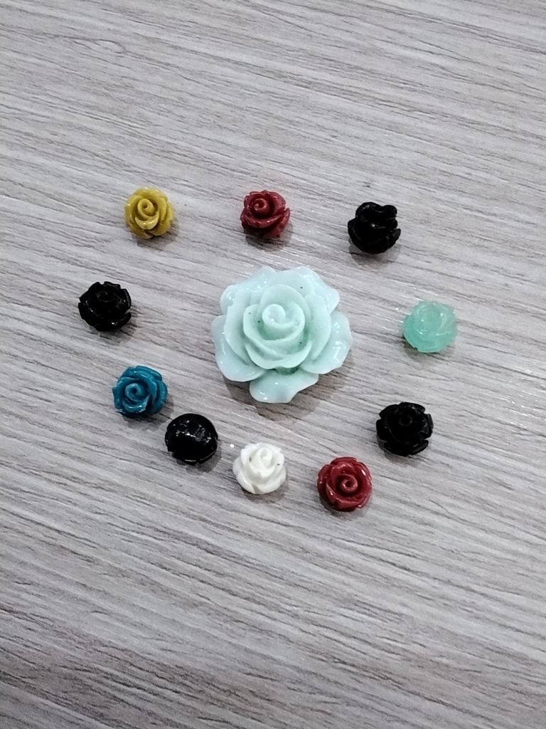 MINI APLIQUE DE PLÁSTICO ROSITAS PAQ DE 11 PZS DE COLORES 
