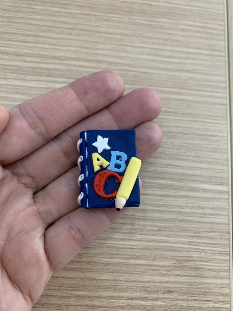 APLIQUE ESCOLAR PORCELANA FRÍA LIBRO ABC COLOR AZUL 3.5CM