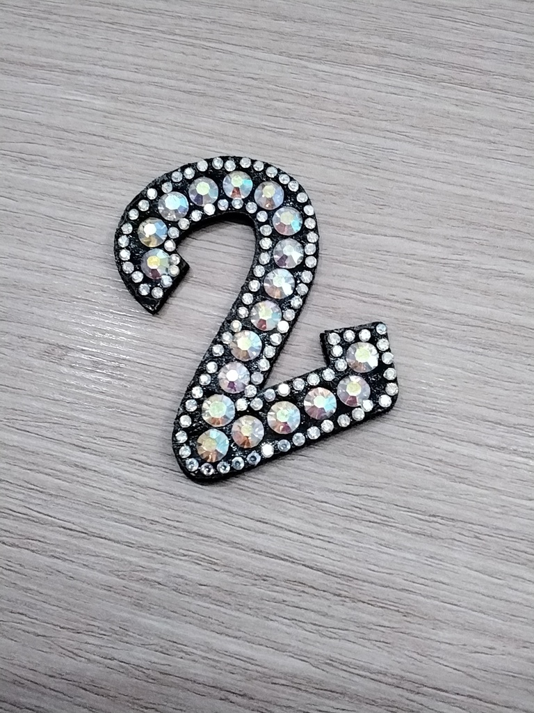APLIQUE NÚMEROS TERMO ADHESIVOS 5.5 mm BASE COLOR NEGRO CON PIEDRAS PLATEADAS