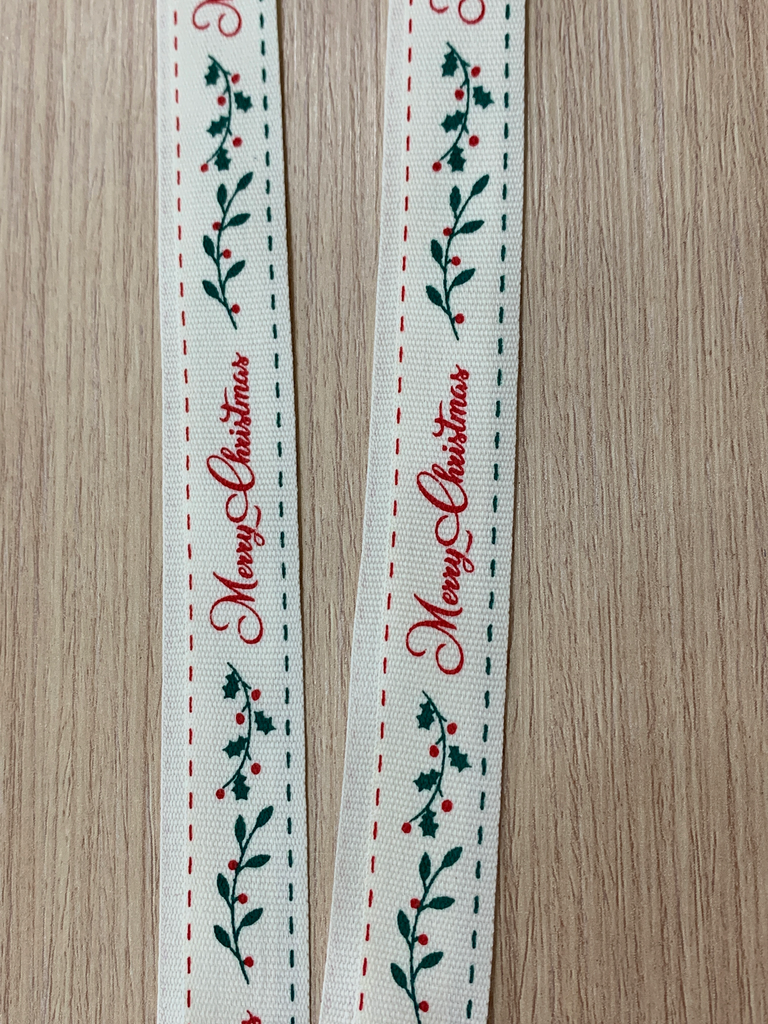 CINTA ESTAMPADA NAVIDAD 5/8” MERRY CHRISTMAS CON  HOJITAS FONDO CREMA