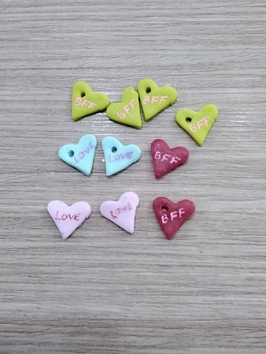 MINI APLIQUE DE PLÁSTICO CORAZONES 10 PZS