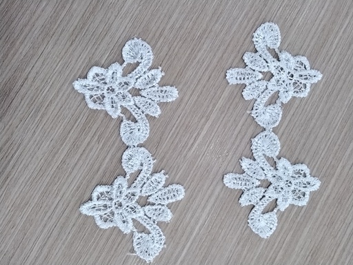 APLIQUE DE ENCAJE FLORES PAQ 4 PZS COLOR BLANCO 6CM