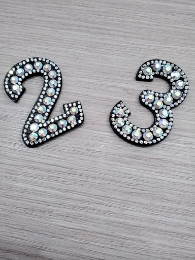 APLIQUE NÚMEROS TERMO ADHESIVOS 5.5 mm BASE COLOR NEGRO CON PIEDRAS PLATEADAS