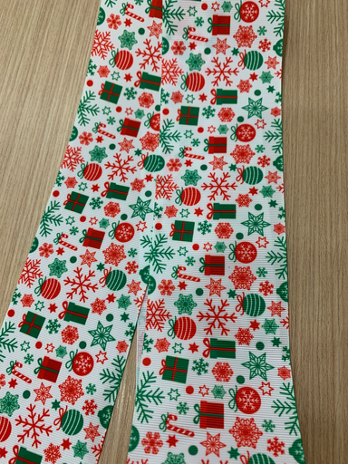 CINTA ESTAMPADA NAVIDAD 3" REGALOS, BAMBALINAS ESTRELLAS Y COPOS DE NIEVE COLORES ROJO Y VERDE FONDO BLANCO 